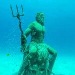 La-estatua-de-Poseidon-bajo-el-agua-en-San-Andres-Colombia